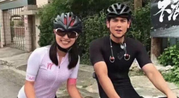 彭于晏|网友飞机上偶遇彭于晏，周围都是美女，一心只顾睡觉头发凌乱！