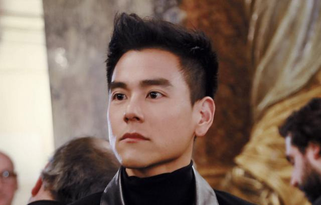 彭于晏|网友飞机上偶遇彭于晏，周围都是美女，一心只顾睡觉头发凌乱！