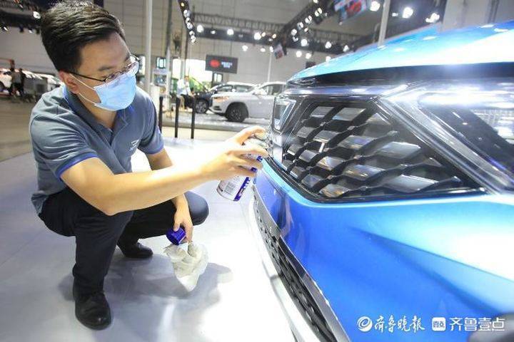 探营车展展车陆续到位参展商擦车布展忙