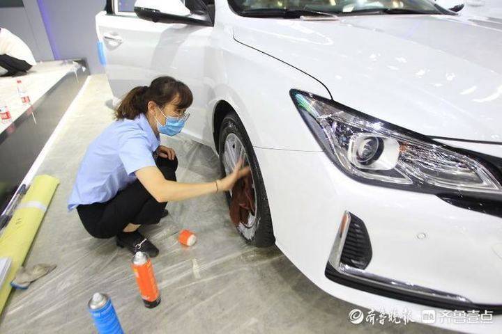 探营车展展车陆续到位参展商擦车布展忙