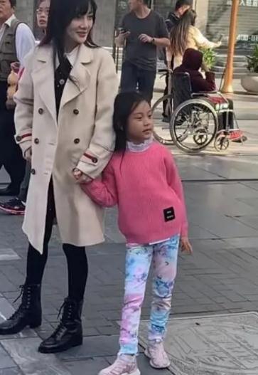 李小璐|李小璐晒甜馨扮丑视频，只顾自己漂亮，女儿被说黝黑邋遢像土妞