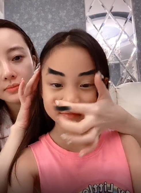 李小璐|李小璐晒甜馨扮丑视频，只顾自己漂亮，女儿被说黝黑邋遢像土妞