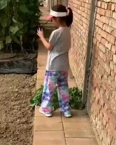 李小璐|李小璐晒甜馨扮丑视频，只顾自己漂亮，女儿被说黝黑邋遢像土妞