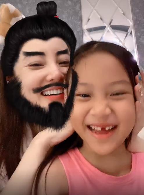 李小璐|李小璐晒甜馨扮丑视频，只顾自己漂亮，女儿被说黝黑邋遢像土妞