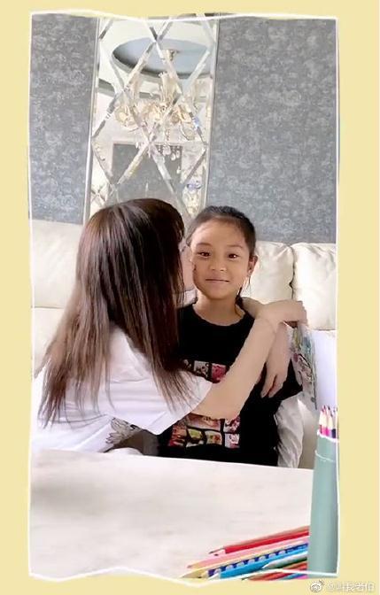 李小璐|李小璐晒甜馨扮丑视频，只顾自己漂亮，女儿被说黝黑邋遢像土妞