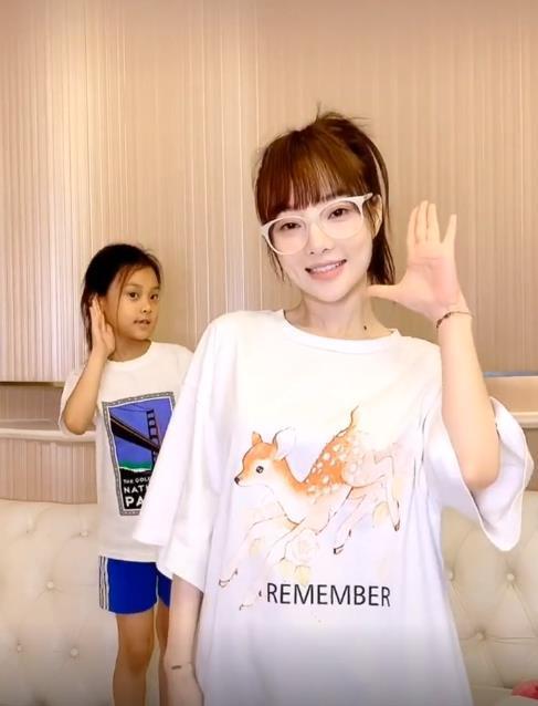 李小璐|李小璐晒甜馨扮丑视频，只顾自己漂亮，女儿被说黝黑邋遢像土妞