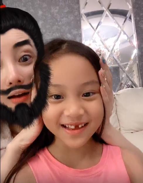 李小璐|李小璐晒甜馨扮丑视频，只顾自己漂亮，女儿被说黝黑邋遢像土妞