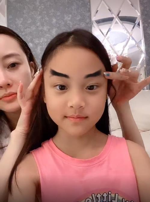 李小璐|李小璐晒甜馨扮丑视频，只顾自己漂亮，女儿被说黝黑邋遢像土妞