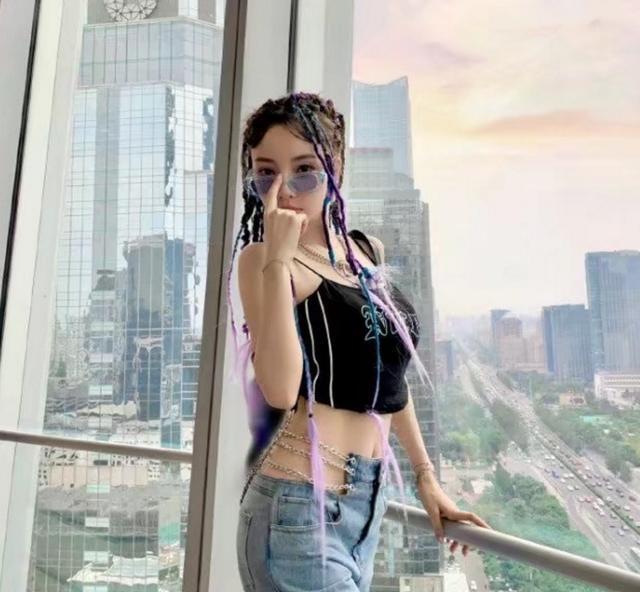 李小璐|李小璐晒甜馨扮丑视频，只顾自己漂亮，女儿被说黝黑邋遢像土妞