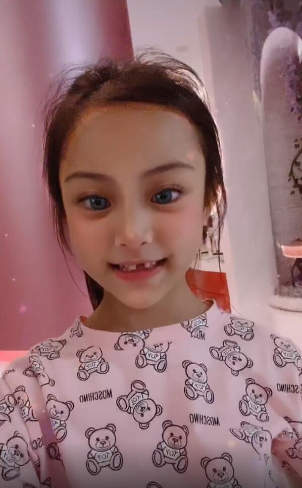 李小璐|李小璐晒甜馨扮丑视频，只顾自己漂亮，女儿被说黝黑邋遢像土妞