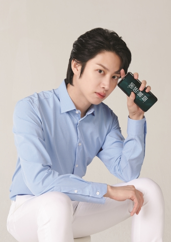 金希澈代言手游,短发造型现身让人惊艳,颜值重回巅峰太帅气