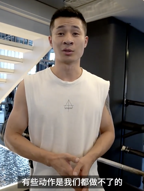 坚持健身22年后65岁大爷变大哥