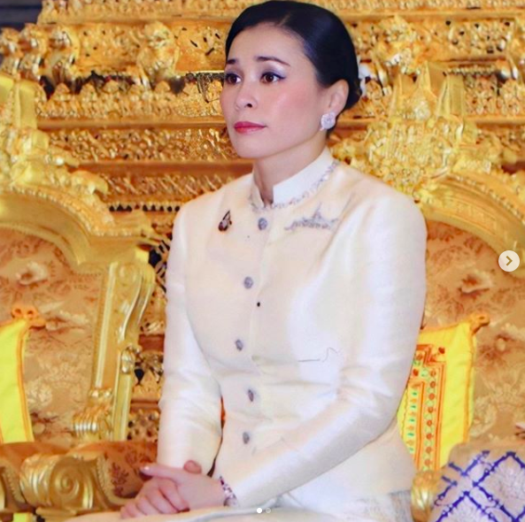 泰国国王宣布恢复诗妮娜贵妃头衔,称要守护她的尊严,早在出狱前就安排