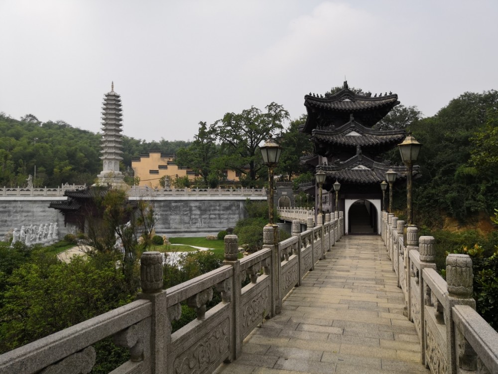 在宝华山这样的灵秀之地,还有结构精巧,雕刻细腻的铜殿,无梁无柱的无