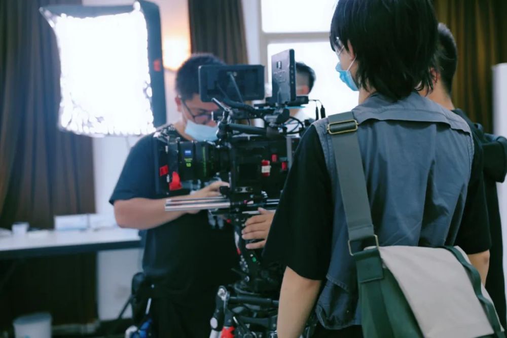 导演松太加现场指导拍摄 转椅训练场景拍摄现场 今天 中国首部科普