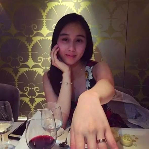 何超欣|她出身赌王之家，既是学霸又是校花，如今无人敢娶