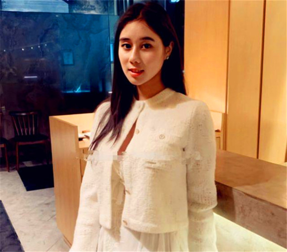 何超欣|她出身赌王之家，既是学霸又是校花，如今无人敢娶