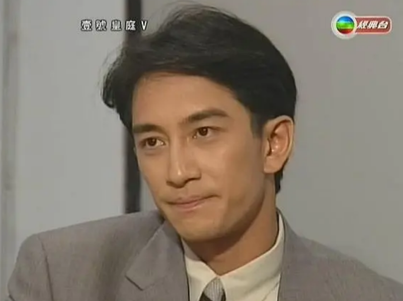 中间也穿插一些警方破案的情节,吴启华饰演的徐sir(徐伟杰)就是重案组