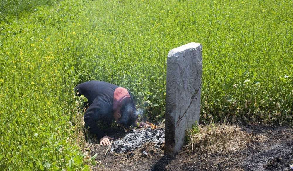 每次去给外公,外婆上坟,我的心情都颇为沉重.