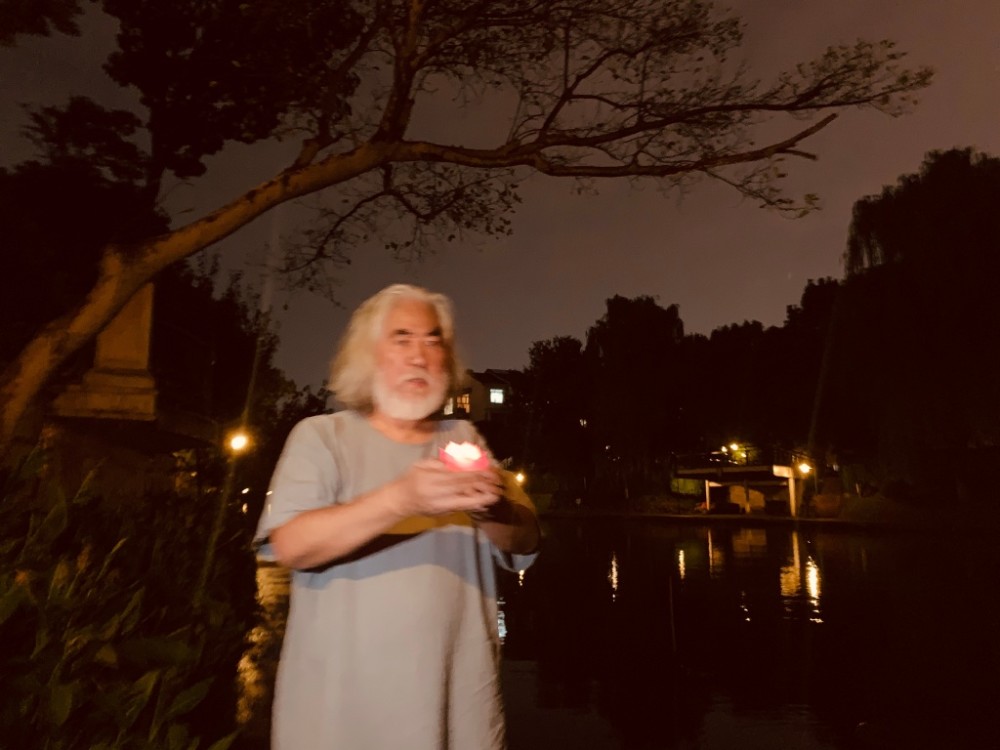 张纪中|中元节张纪中悼念先祖，大儿子暖心陪在身旁，小儿子软萌喊“妈妈”