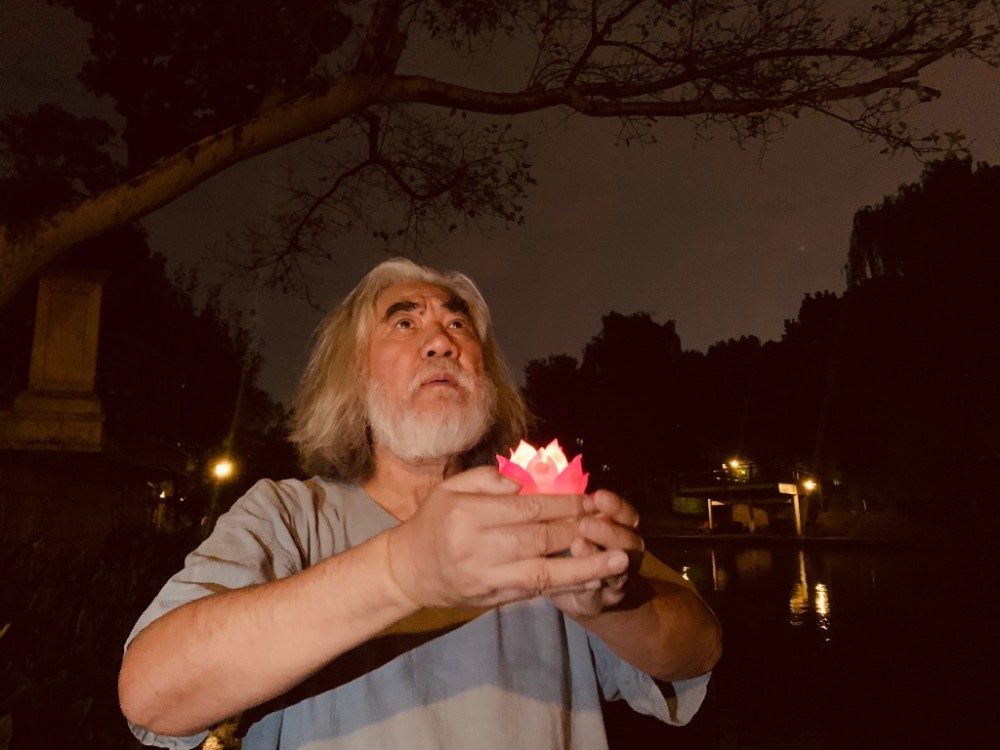 张纪中|中元节张纪中悼念先祖，大儿子暖心陪在身旁，小儿子软萌喊“妈妈”