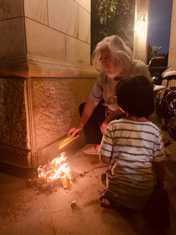 张纪中|中元节张纪中悼念先祖，大儿子暖心陪在身旁，小儿子软萌喊“妈妈”
