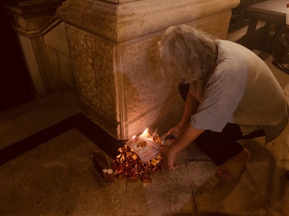 张纪中|中元节张纪中悼念先祖，大儿子暖心陪在身旁，小儿子软萌喊“妈妈”