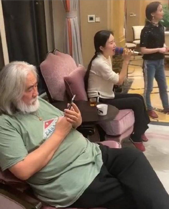 张纪中|中元节张纪中悼念先祖，大儿子暖心陪在身旁，小儿子软萌喊“妈妈”