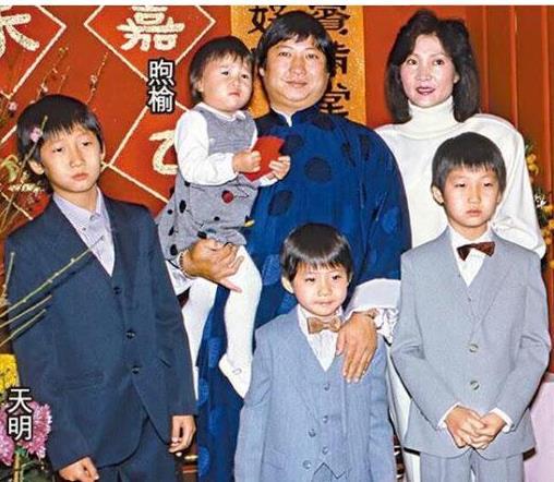 的曹恩玉有过一段14年的婚姻,并与她生下三子一女,分别是儿子洪天明