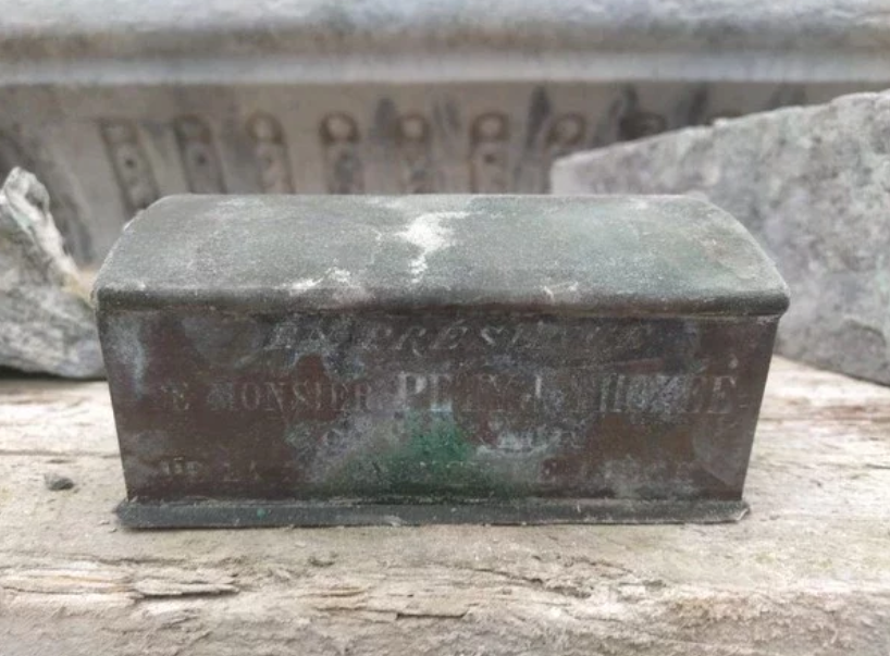 比利时|工人整修喷泉发现首任市长心脏 深藏生锈铁盒内137年