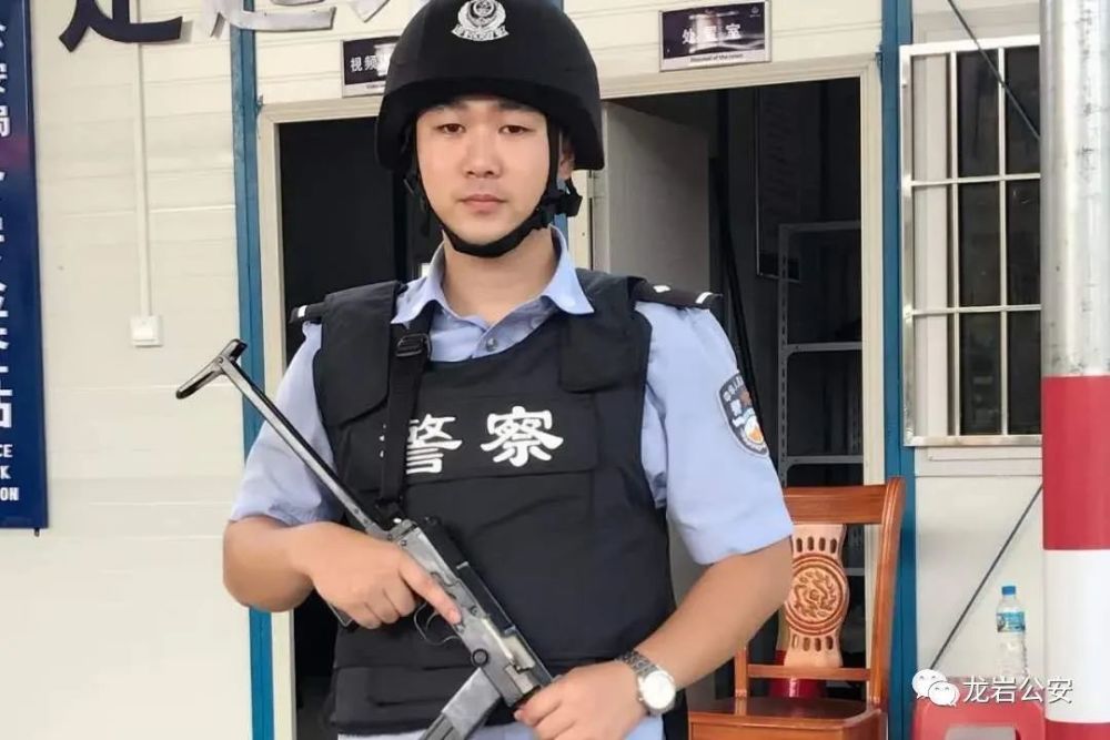 罗凡:一位90后特警帅哥的执着告白!