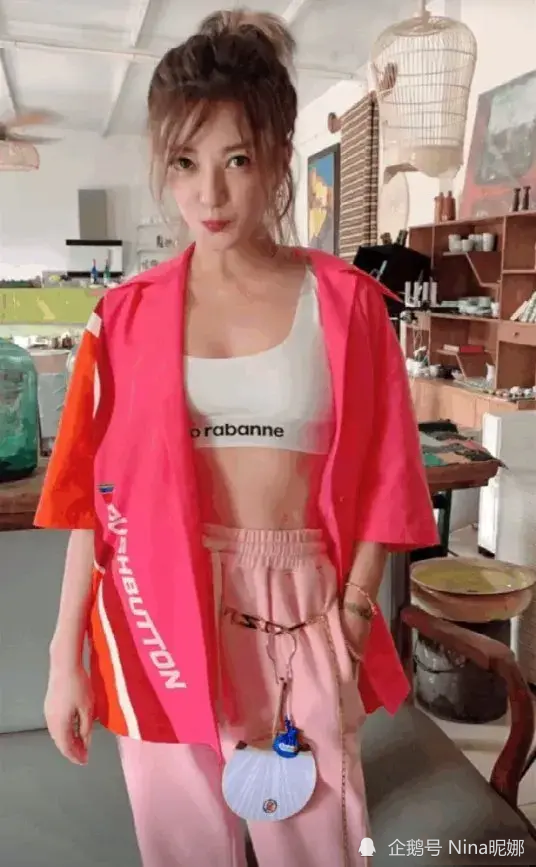 44岁赵薇真奔放穿露胃装拍大片秀身材这雪白蚂蚱肚太晃眼