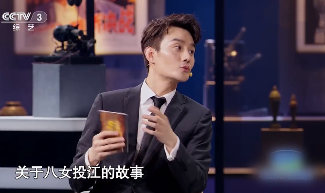 海报里的英雄|王凯客串央视主持人，表现丝毫不怯场，流程推进自然到位