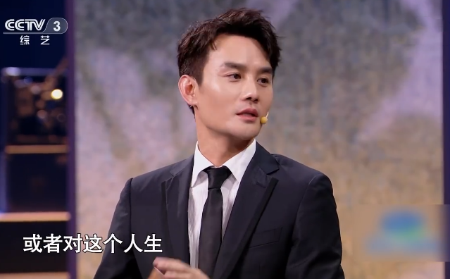 海报里的英雄|王凯客串央视主持人，表现丝毫不怯场，流程推进自然到位