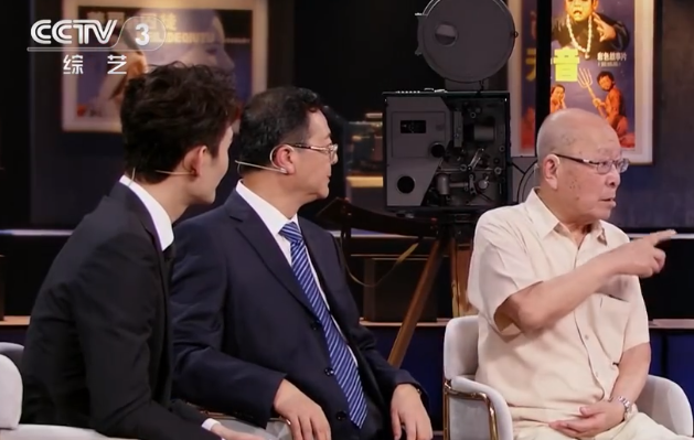 海报里的英雄|王凯客串央视主持人，表现丝毫不怯场，流程推进自然到位