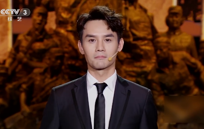 海报里的英雄|王凯客串央视主持人，表现丝毫不怯场，流程推进自然到位