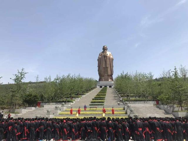 孔子|世界上最大的孔子铜像，满身金光，总投资近百亿成山东重点景点