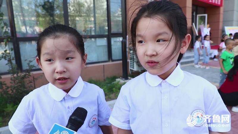 王艺菲和王艺帆是一对双胞胎姐妹,她们主动告诉老师如何辨别自己,"高