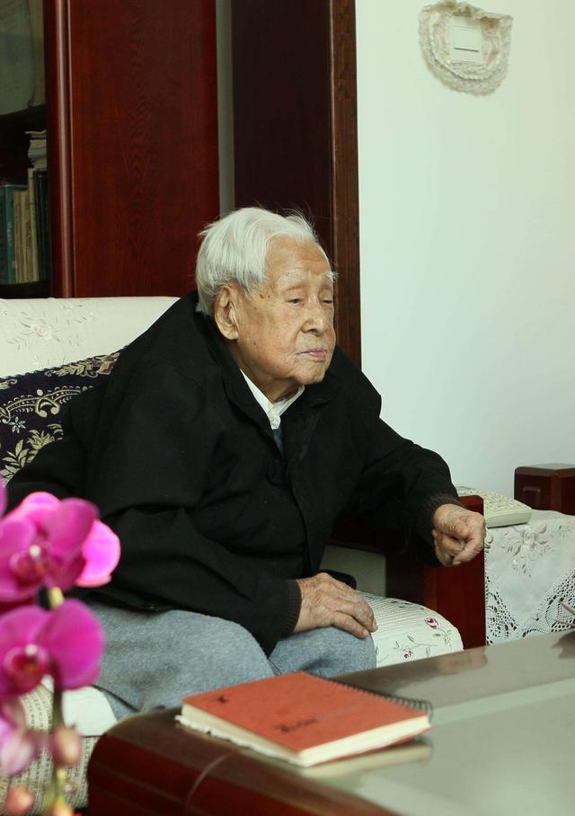 妻子瘫痪儿子病逝杨敬年仍乐观生活80岁入党活到108岁