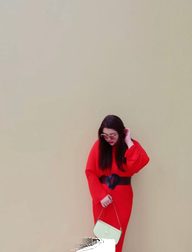 章泽天|章泽天重回时尚界与众女星比美，戴八万元手镯晒豪宅客厅尽显奢华