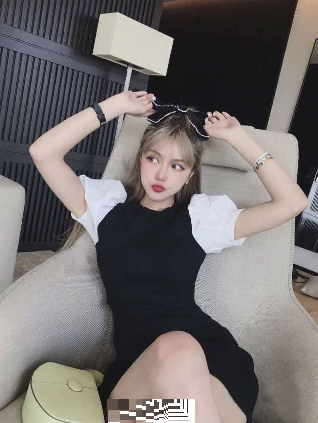 章泽天|章泽天重回时尚界与众女星比美，戴八万元手镯晒豪宅客厅尽显奢华