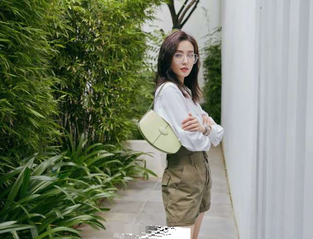 章泽天|章泽天重回时尚界与众女星比美，戴八万元手镯晒豪宅客厅尽显奢华