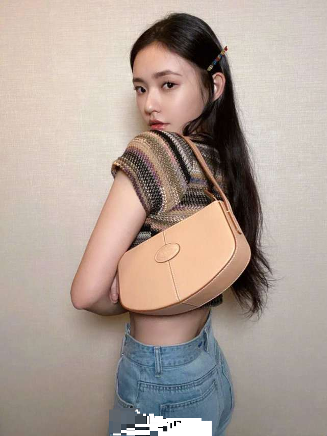 章泽天|章泽天重回时尚界与众女星比美，戴八万元手镯晒豪宅客厅尽显奢华