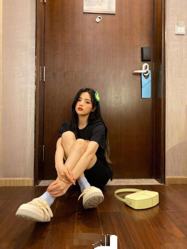 章泽天|章泽天重回时尚界与众女星比美，戴八万元手镯晒豪宅客厅尽显奢华