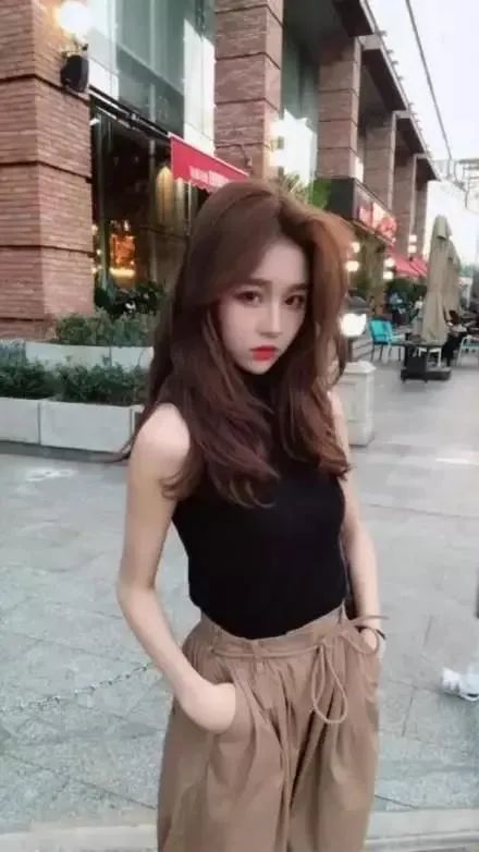 温婉|爆火又凉透的她，变成土味代言人了……