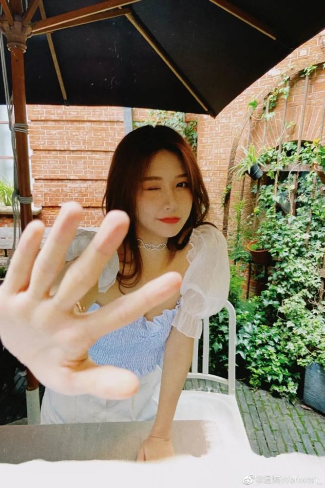 温婉|爆火又凉透的她，变成土味代言人了……