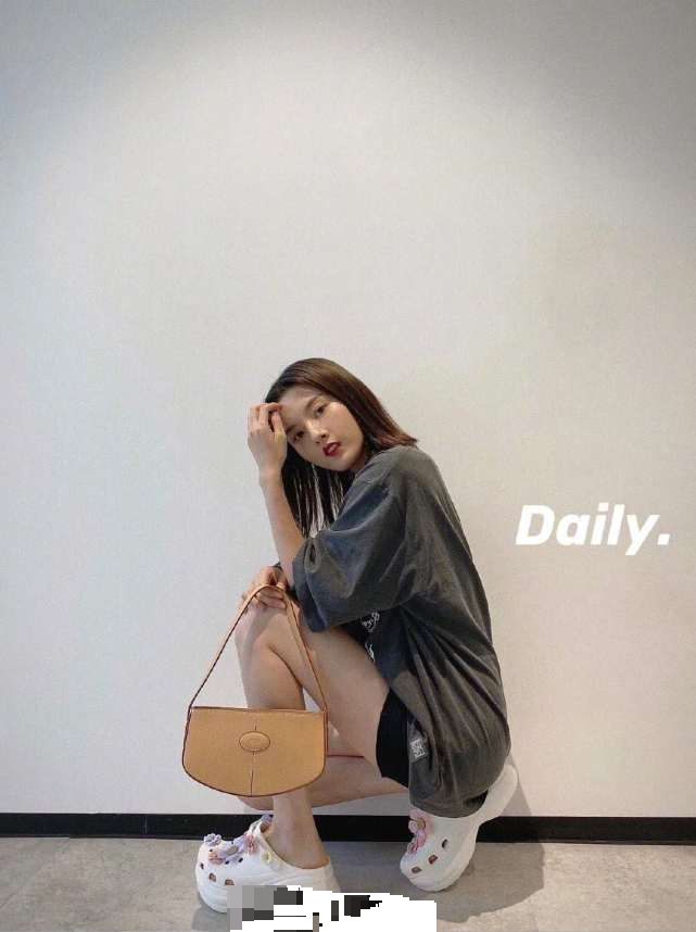 章泽天|章泽天重回时尚界与众女星比美，戴八万元手镯晒豪宅客厅尽显奢华