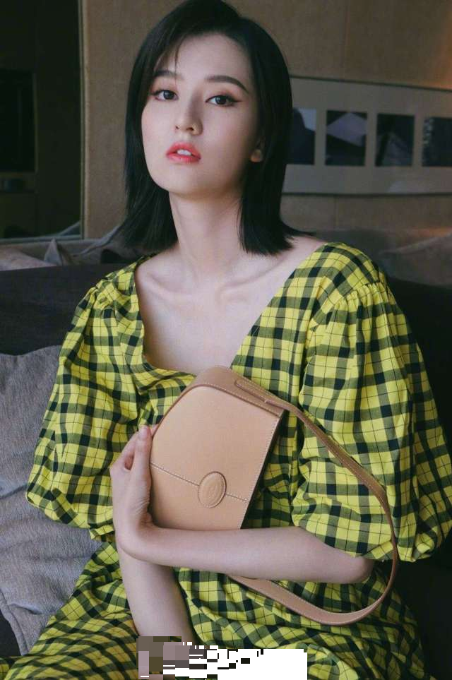 章泽天|章泽天重回时尚界与众女星比美，戴八万元手镯晒豪宅客厅尽显奢华