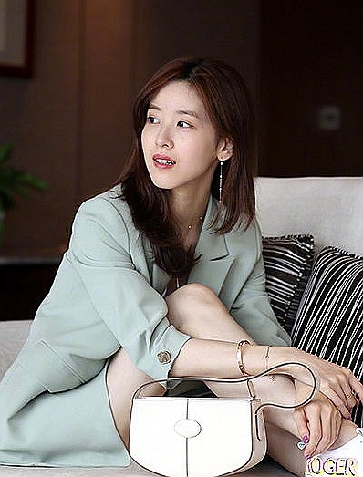 章泽天|章泽天重回时尚界与众女星比美，戴八万元手镯晒豪宅客厅尽显奢华