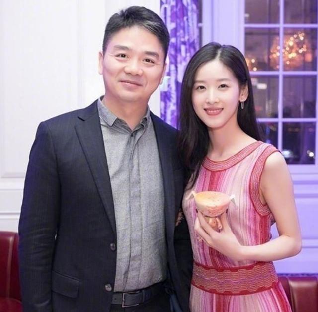 章泽天|章泽天重回时尚界与众女星比美，戴八万元手镯晒豪宅客厅尽显奢华